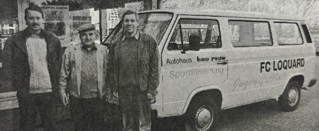 Freuten sich über das hochmotorige Sponsoring: Der damalige FCL-Jugendleiter: Siegfried Ites, der damalige Erste Vorsitzende Karl-Heinz Zeiß und Sponsor Hero Houtrouw (von links) bei der Übergabe.