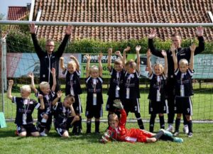 Strahlende Kinder- und Traineraugen nach dem Turniersieg unseres fußballerischen Nachwuchses.