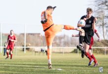 Brachte noch einmal frischen Wind in die Begegnung, ein Treffer sollte aber auch FCL-Angreifer Lübbert Lübbers, hier im Duell mit Bunde-Keeper Marcel Kayser, nicht gelingen. FCL-Bild: Reiner Poets