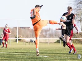 Brachte noch einmal frischen Wind in die Begegnung, ein Treffer sollte aber auch FCL-Angreifer Lübbert Lübbers, hier im Duell mit Bunde-Keeper Marcel Kayser, nicht gelingen. FCL-Bild: Reiner Poets