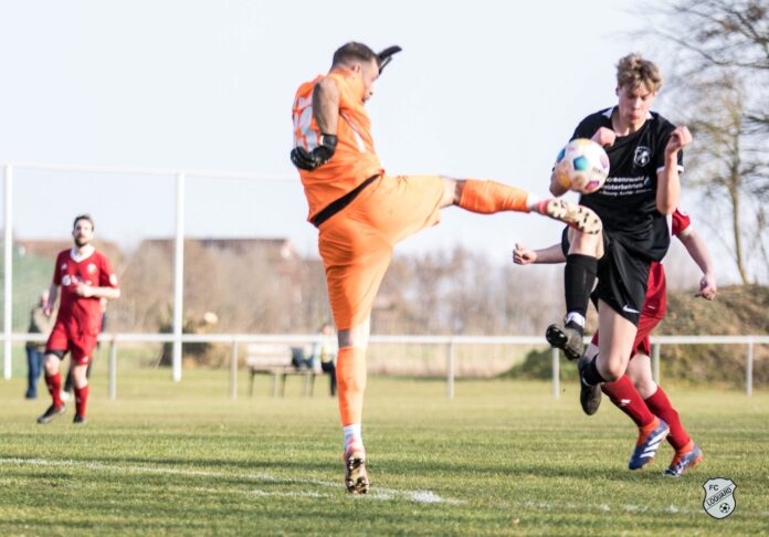 Brachte noch einmal frischen Wind in die Begegnung, ein Treffer sollte aber auch FCL-Angreifer Lübbert Lübbers, hier im Duell mit Bunde-Keeper Marcel Kayser, nicht gelingen. FCL-Bild: Reiner Poets